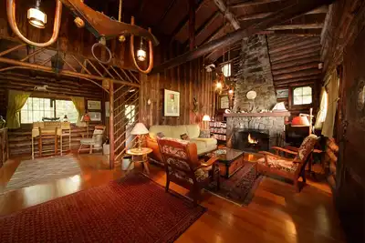 Image de Authentique Log Cabin sur la rivière Damariscotta W / Dock et Moorings