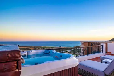 Image de Condo de luxe 4br Penthouse avec terrasse privée sur le toit avec bains à remous et foyers au gaz