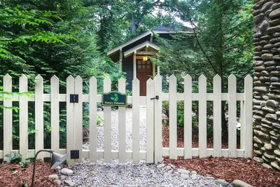 Image de Cottage Craftsman nouvellement construit entouré par la cour calme