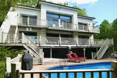 Image de Sag Harbor Home près du village, piscine chauffée, terrasses ensoleillées, 4 lits / 4 bains