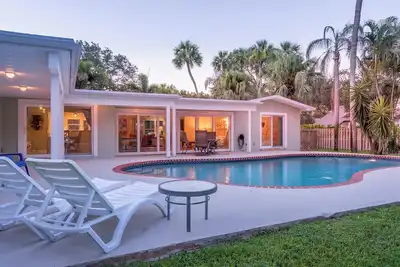 Image de 3 Chambre / 3 Bath Central Beach House avec grand jardin et piscine
