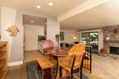 Image de Snow Creek Condo avec 2 chambres à coucher, 2 salles de bains et patio élargi au niveau du sol! !