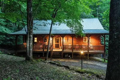 Image de Belle maison haut de gamme Log 'Creekside Chutes' sur un ruisseau!