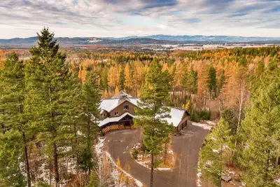 Image de Big Cedar Lodge BigFork Mt près du lac Flathead - 20 acres - 6 Bd \/ 7 Ba pour 16+