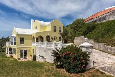 Image de Maison panoramique privée en bord de mer avec des vues à couper le souffle