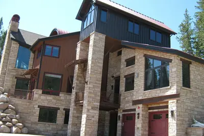 Image de Vrai Ski-In / Ski-Out; Ascenseur; Tour Virtuel; Maison PERSONNALISÉE Massive; Sleeps 24