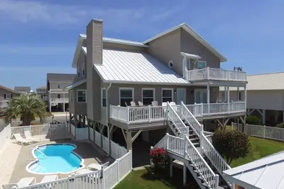 Image de Belle maison de canal avec piscine privée, terrasses spacieuses et grand quai pour bateaux