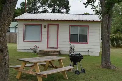 Image de The Rose Cabin est une chambre \/ 1 salle de bain sur le lac Buchanan