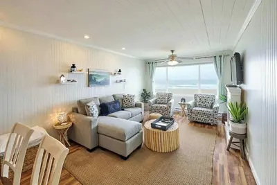 Image de 'Sunset Delight' - Superbe Condo sur la plage. Totalement rénové en 2016!