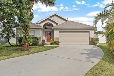 Image de Rénové + piscine privée + isolé + bain à remous + professionnellement refait + magnifique