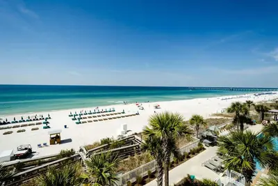 Image de Ocean Front! 2 Bd + 2 Bunk! Nettoyer! Marchez vers Pier Park! Chaises de plage!