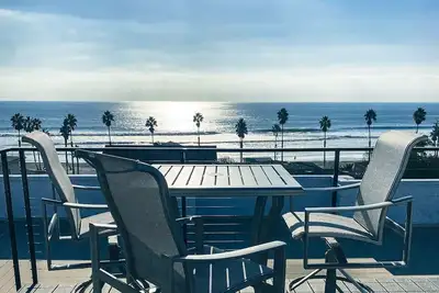 Image de 1 bloc de la plage, nouvellement rénové 2/2 Beach Resort Condo w / patio privé et piscine