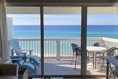 Image de RÉCEMMENT RÉNOVÉ! ! Beachfront 2 chambres / 2 salles de bain, peut accueillir jusqu'à 8.