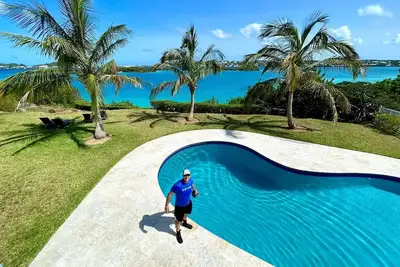 Image de Grande unité de vacances, vue sur l'océan et la piscine que vous allez adorer