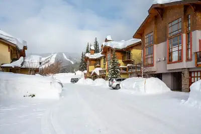 Image de Maison de ville immaculée et familiale. Près des remontées mécaniques et du village.