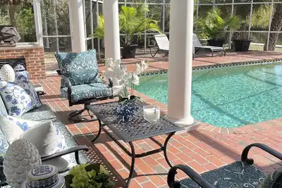 Image de Oasis privée au bord du lac de Siesta Key. Belle maison de 3 chambres avec piscine chauffée.