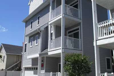 Image de Downtown 1ère rue Oceanside House - 1 bloc à Ocean / Boardwalk - Garage 2 voitures