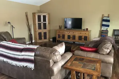 Image de Près de U of A, à la maison avec piscine, 6 personnes!