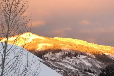 Image de Vue sur la montagne de notre condo confortable et entièrement rénové disponible Noël
