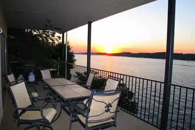 Image de Condo moderne de 2000 pieds carrés avec une vue dégagée sur le canal principal avec un million de dollars