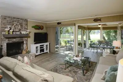 Image de SeaPines, magnifiquement mis à jour, à pied de la plage, 2 vélos gratuits, animaux acceptés