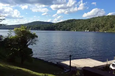 Image de Lakefront Maison sur le magnifique lac Canada