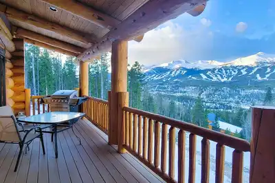 Image de Fabulous Log Home, vues imbattables, à 1 mille de Main St, sauna, bain à remous