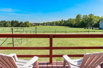 Image de Bungalow adapté aux chiens dans un cadre rural à proximité du centre-ville de Raleigh et de l'État de Nc.