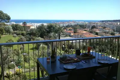 Image de Belle et paisible vue sur la mer appartement avec grande piscine. 10 min à pied du centre.