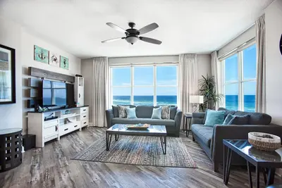 Image de Condo De Luxe Aqua 601 Penthouse Model! Sleeps 8! Chaises De Plage!
