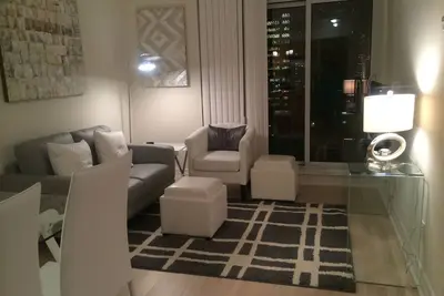 Image de Fabuleux condo de Yorkville En face du nouveau Four Seasons Hotel & Residences