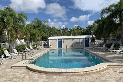 Image de Maison de ville 3 chambres 3 salles de bain! Courte distance en voiture de Fort Myers Beach et Sanibel!