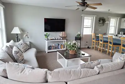 Image de 3 Br 2 Bth Condo Près Conv Ctr 1 1/2 Blk à la plage. Week-ends de printemps et d'automne