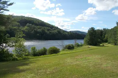Camping privé en camping-car sur la rivière Connecticut avec vue sur la montagne locale!