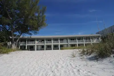 Image de Condo en bord de mer entièrement rénové avec vue imprenable sur l'océan, à quelques pas de l'eau