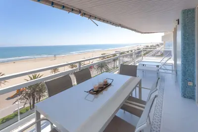 Image de Appartement en front de mer avec vue. Décoration élégante