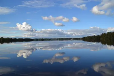 Image de Cottage juste au bord du lac Tiken près de Tingsryd avec bateau et sauna à Småland