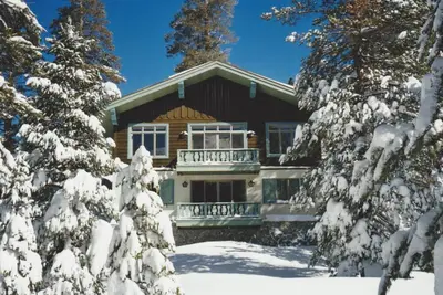 Image de Chalet alpin - charme de la montagne moderne et spacieux Ă Kirkwood East Meadows