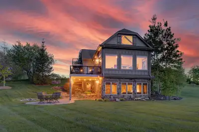 Image de Maison de vacances de luxe (3 chambres) sur une superficie semblable à un parc avec une vue imprenable sur le lac!