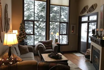 Image de Spectaculaire 3 Bdrm (2 Bdrm + loft), 2ba, Ski-in / ski-out, bain à remous et une vue imprenable