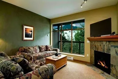 Image de Condo de luxe à proximité des ascenseurs dans le village de Whistler. Piscine, bain à remous