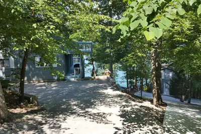 Image de Serendipity at Cove Pointe - 400 pieds de façade de lac privée sur Big Creek