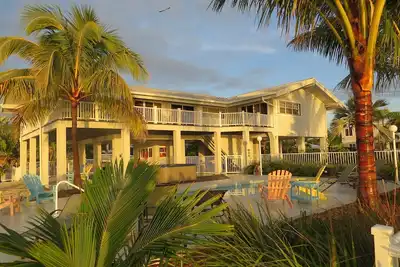 Image de Accueil Oceanfront sur Deep Water Canal w \/ Dock, piscine, bain à remous, kayaks, table de billard!