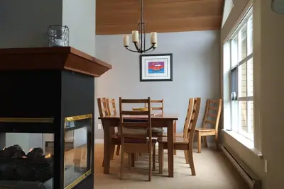 Image de Grand Townhome de quatre chambres pour 9 personnes confortablement, à la base de Blackcomb