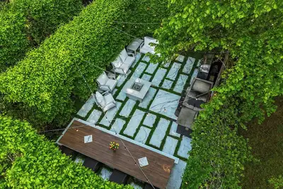 Image de Downtown Mansion w \/ Parking à pied de la plage pour 19 + personnes