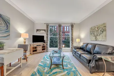 Image de Condo de ville romantique + coût de stationnement pour 1 voiture est couvert