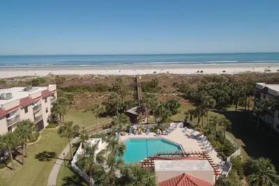 Image de Cozy Beach Condo: 6 personnes, près de la plage, piscines de quartier, gymnase et tennis!