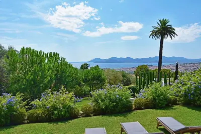 Image de Villa moderne de 5 chambres avec une vue imprenable sur la mer à Cannes