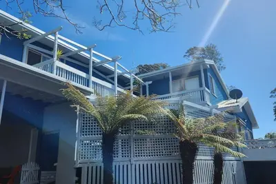 Image de Grande maison de plage accueillante pour les familles et les animaux de compagnie