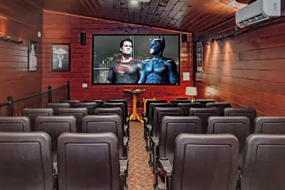 Image de Timber Lodge. Idéal pour les grands groupes! Cinéma maison, salles de jeux, 2 jacuzzis, à proximité des attractions!